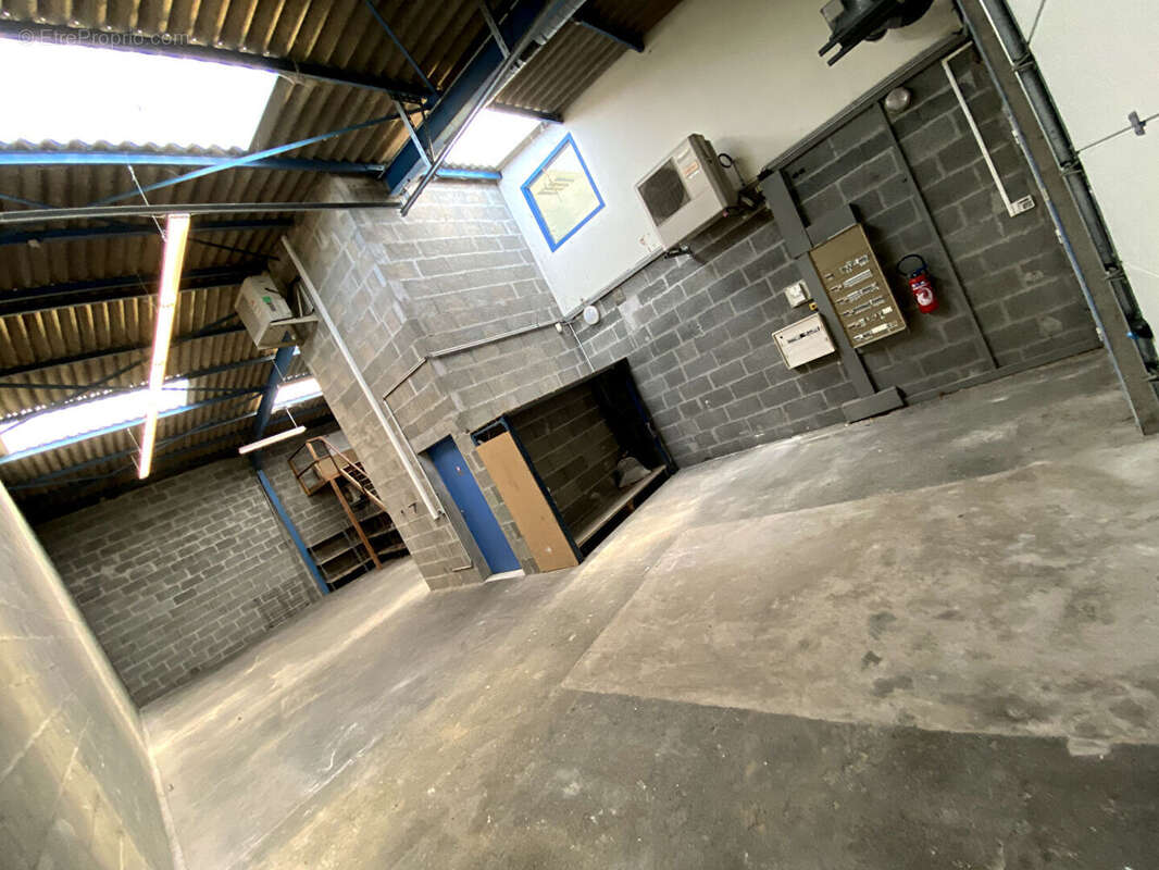 A VENDRE : Très beau Batiment d'activité 855 m2 (RDC 635 + étages 220) situé au NORD de NANTES - photo 15