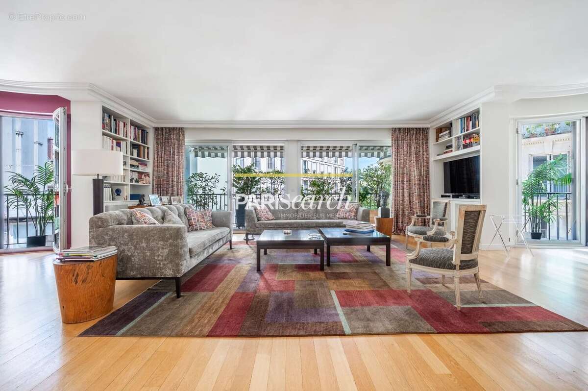 Appartement à PARIS-16E