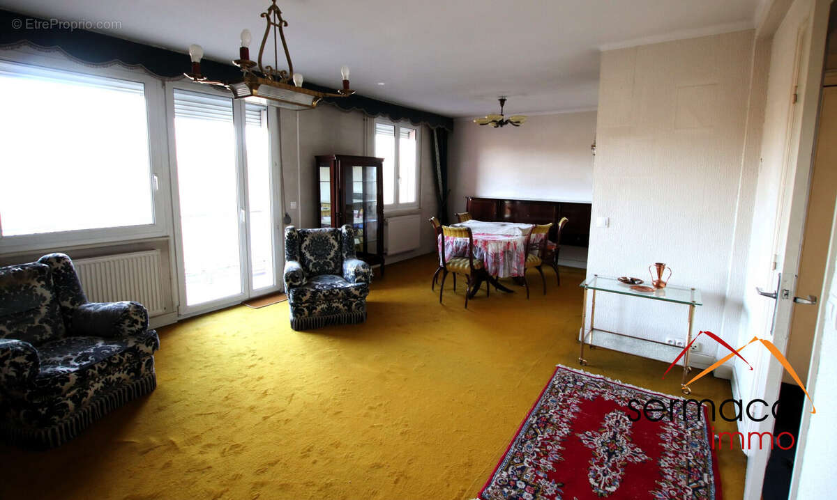 salon et séjour avec balcon  - Appartement à SARREGUEMINES