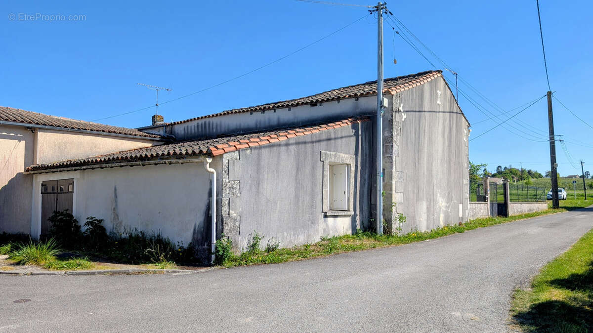 Maison à rénover proche de SEGONZAC (16) avec terrain - photo 11