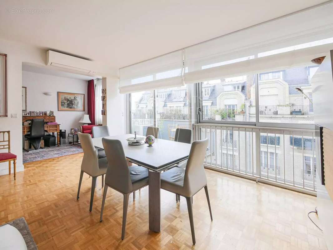 Appartement à PARIS-16E