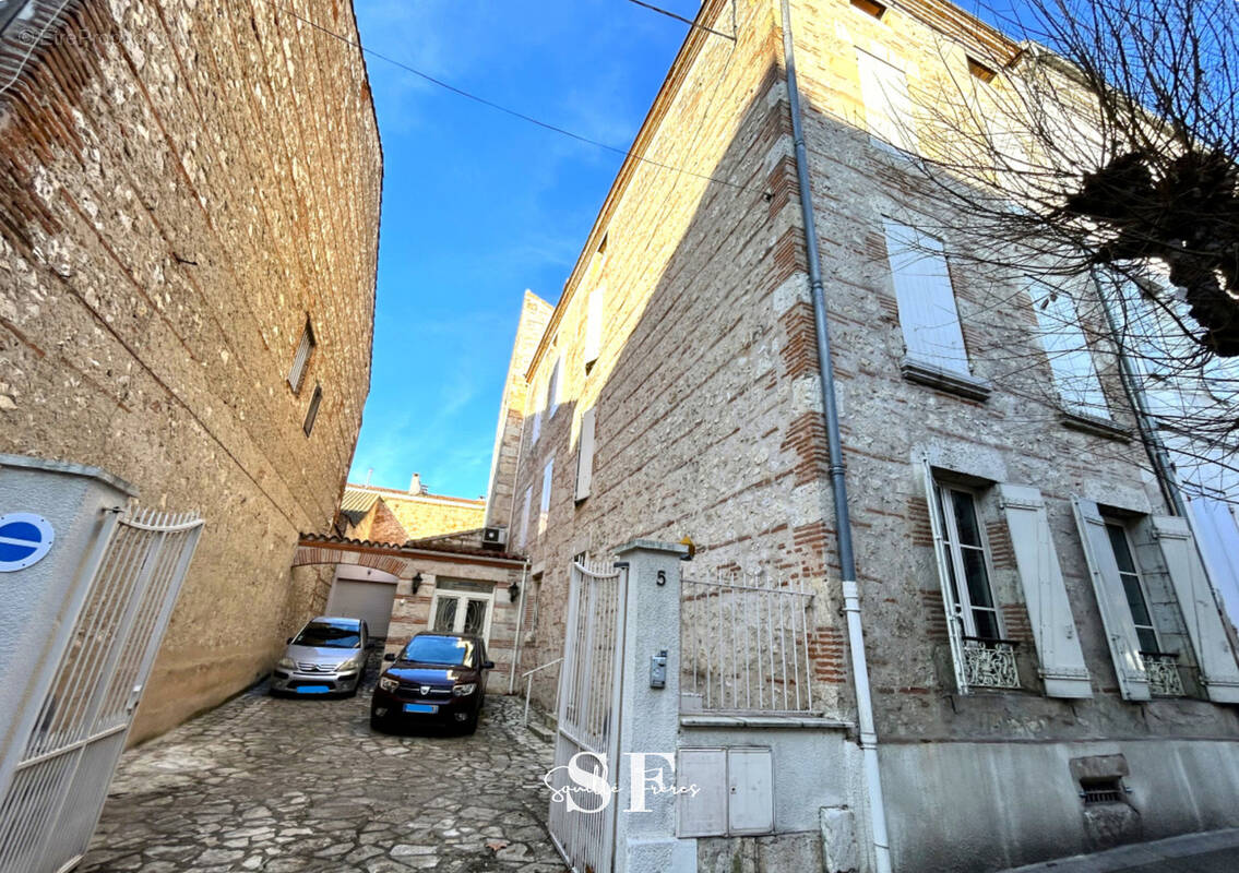 Agen - hyper centre - maison bourgeoise avec cour et parking - photo 2