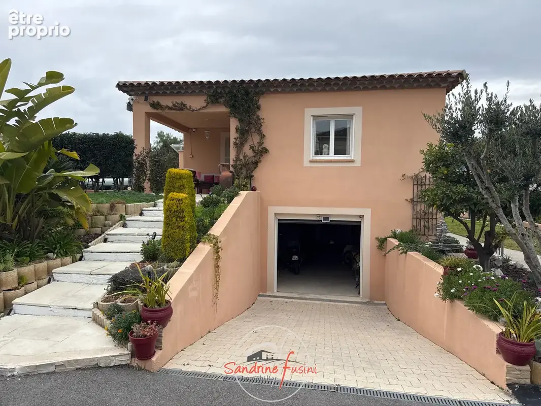 Plan de Carros :  Belle villa individuelle de plain-pied avec piscine et vaste sous sol de130 m2 - photo 13