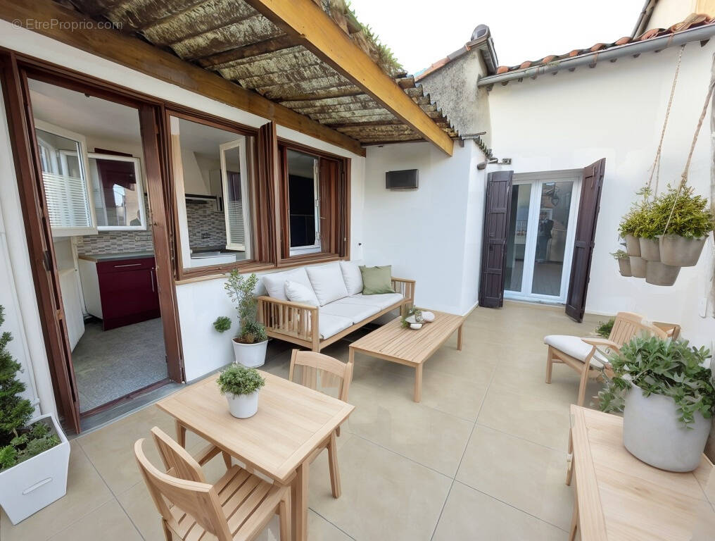 Maison à SAINT-MITRE-LES-REMPARTS