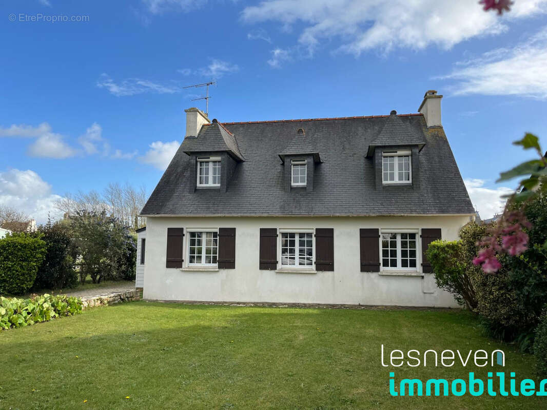 Maison à LAMPAUL-PLOUARZEL