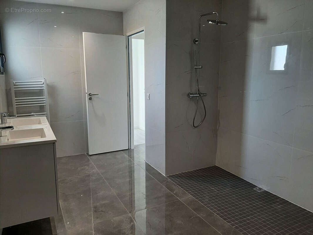 Maison à LES MARTRES-DE-VEYRE