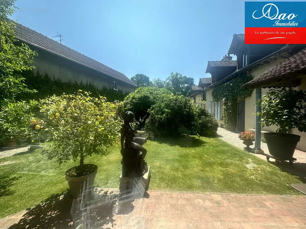 Maison à LA CHAPELLE-SAINT-LUC