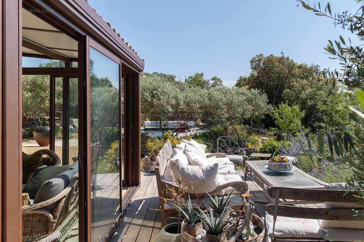 Maison avec vue panoramique, piscine et dépendance calme et proche village 4 chambres - photo 4