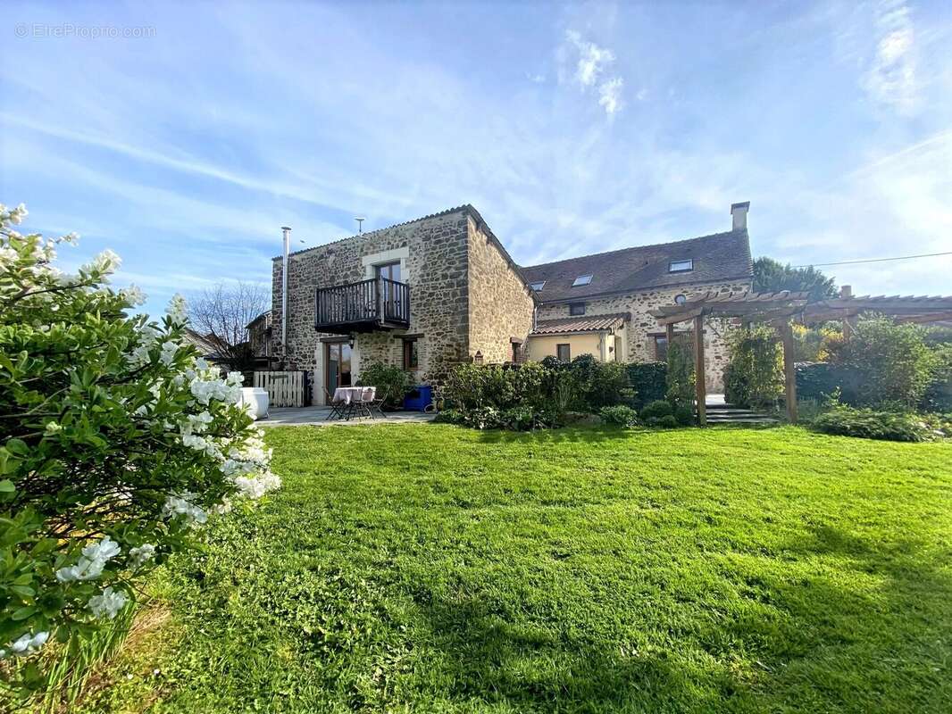 Maison à MAGNAC-LAVAL