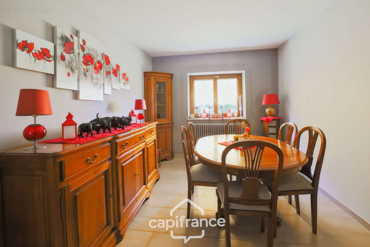 Maison en pierre au calme avec piscine, 5 chambres et plus de 1,6 hectare de terrain - Proche Lons-le-Saunier (39000) - photo 4
