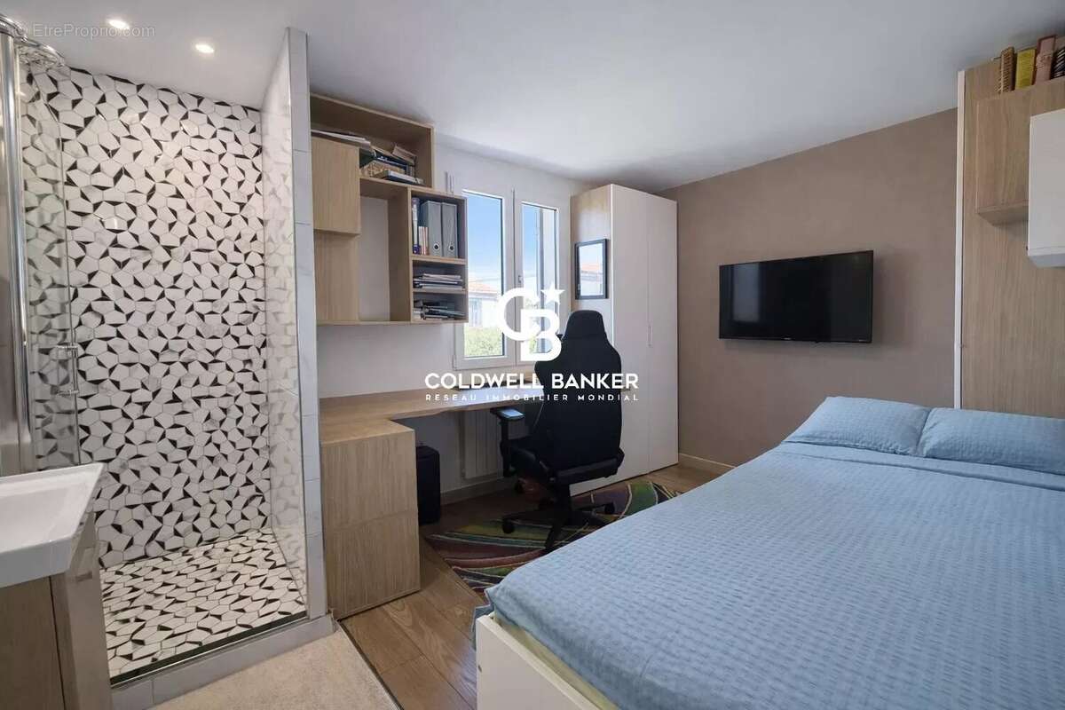 Maison familiale 4 chambres avec  vue dégagée à Cogolin - photo 8