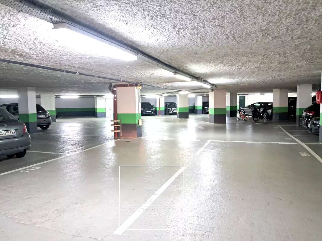 Parking à PARIS-16E