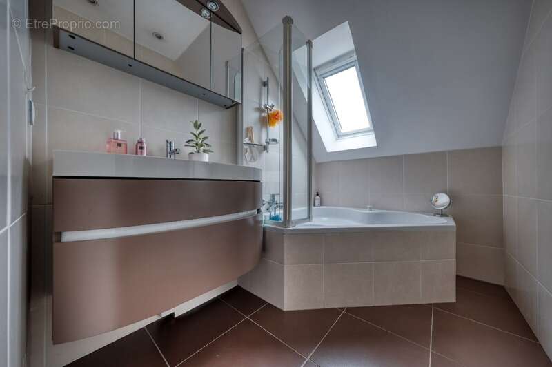 Maison à LA QUEUE-LES-YVELINES