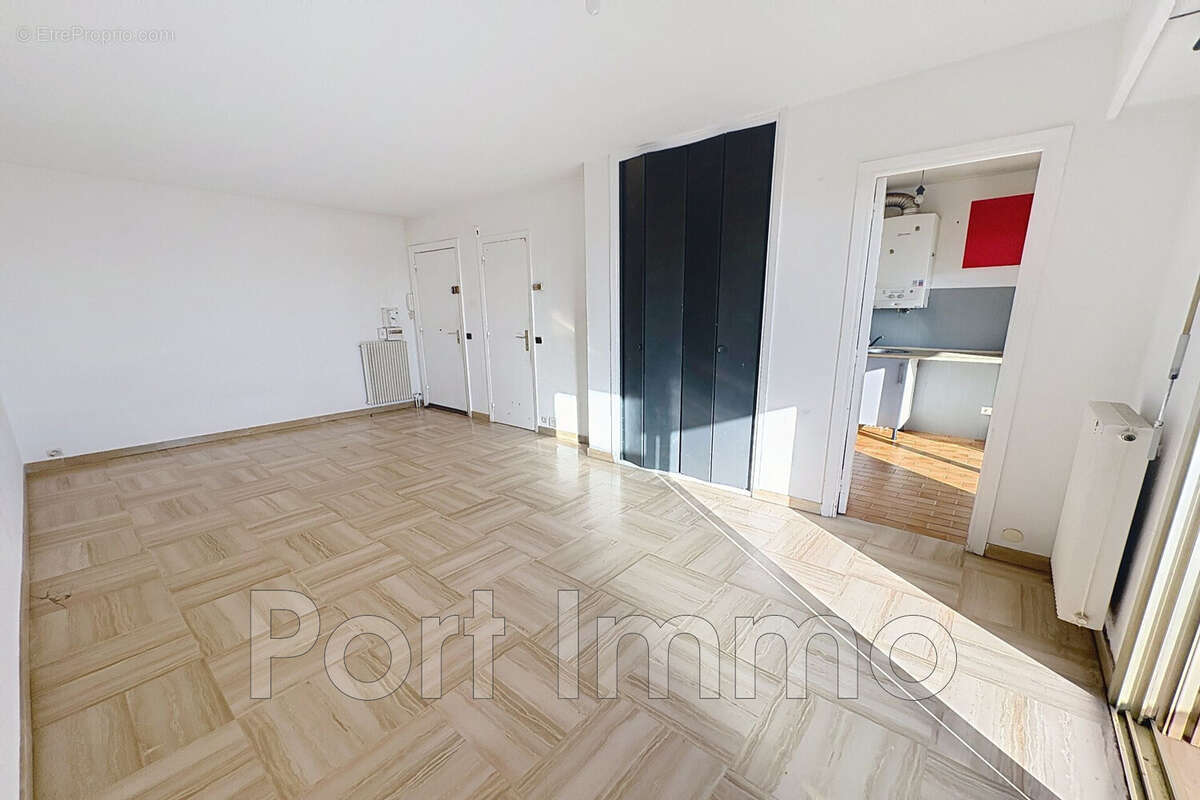 Appartement à SAINT-LAURENT-DU-VAR