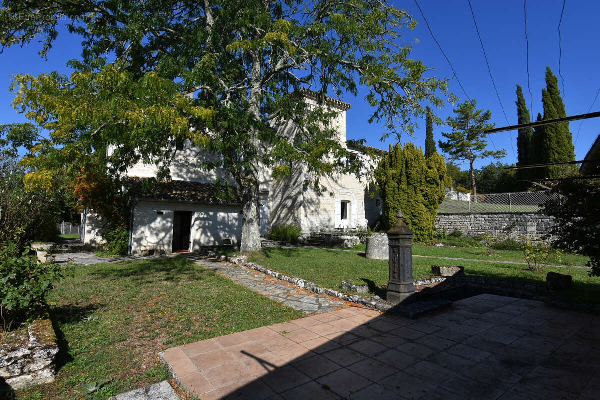 Maison à MONTAIGU-DE-QUERCY