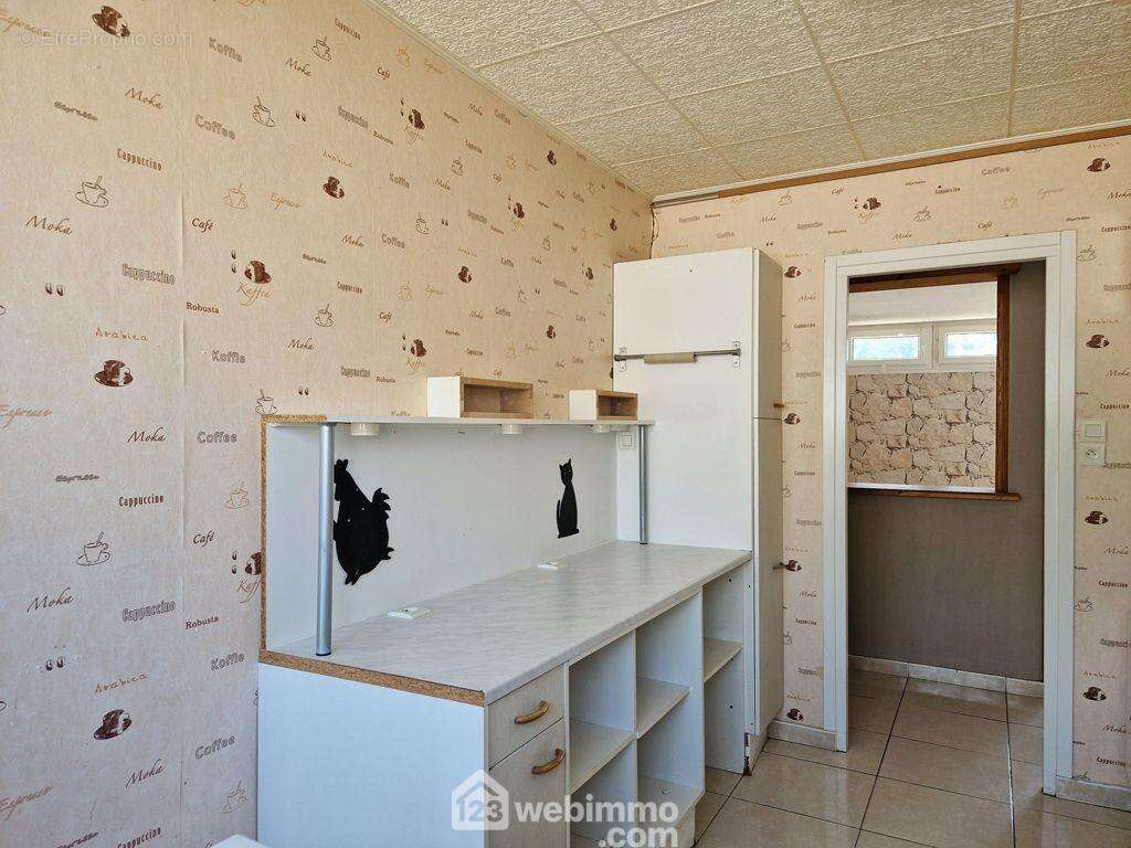 Elle propose une loggia ouverte pour aménager un espace buanderie. - Appartement à ALBERTVILLE