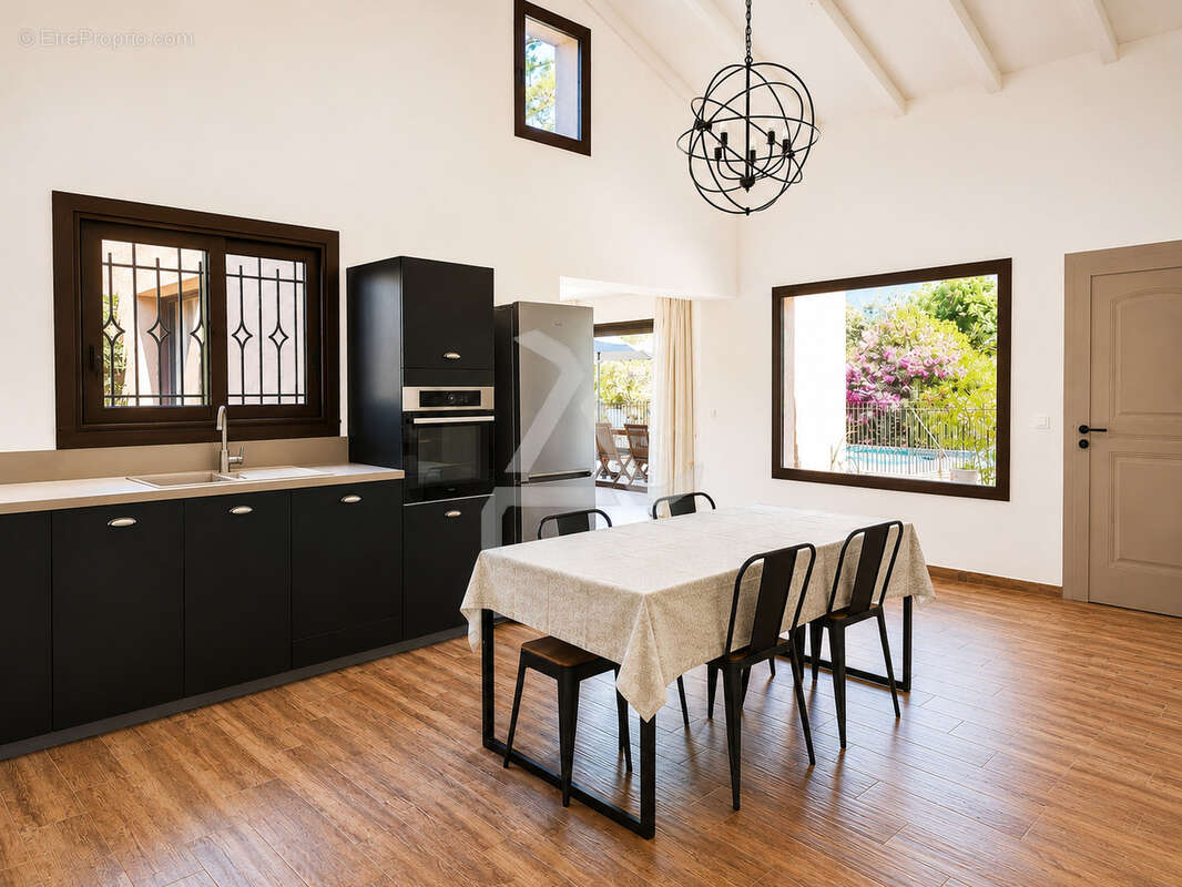 Villa de 115m2 de type 4  avec piscine au coeur du village de ste lucie de porto-vecchio et à proximité des pl - photo 11