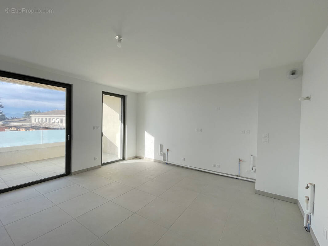 Appartement à LA TOUR-DE-SALVAGNY