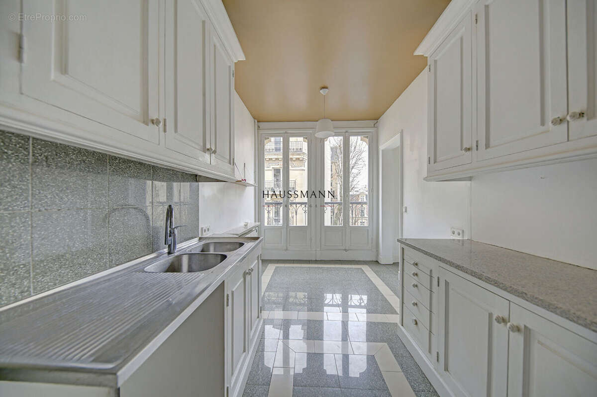 Appartement à PARIS-8E
