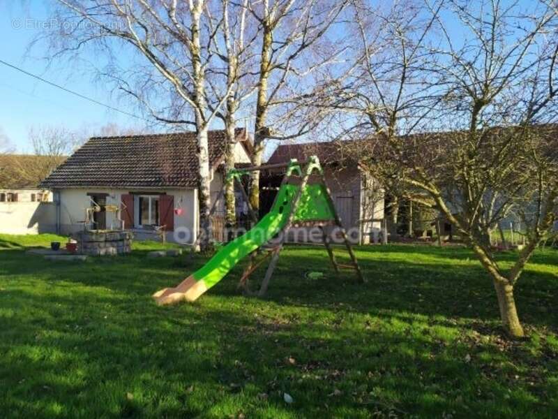 Maison à TREMBLAY-LES-VILLAGES