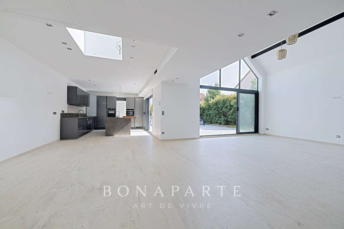 ANTONY centre – Maison récente de 230 m² avec ascenseur, piscine 8x4 et dépendances sur terrain de 1 150 m² - photo 4