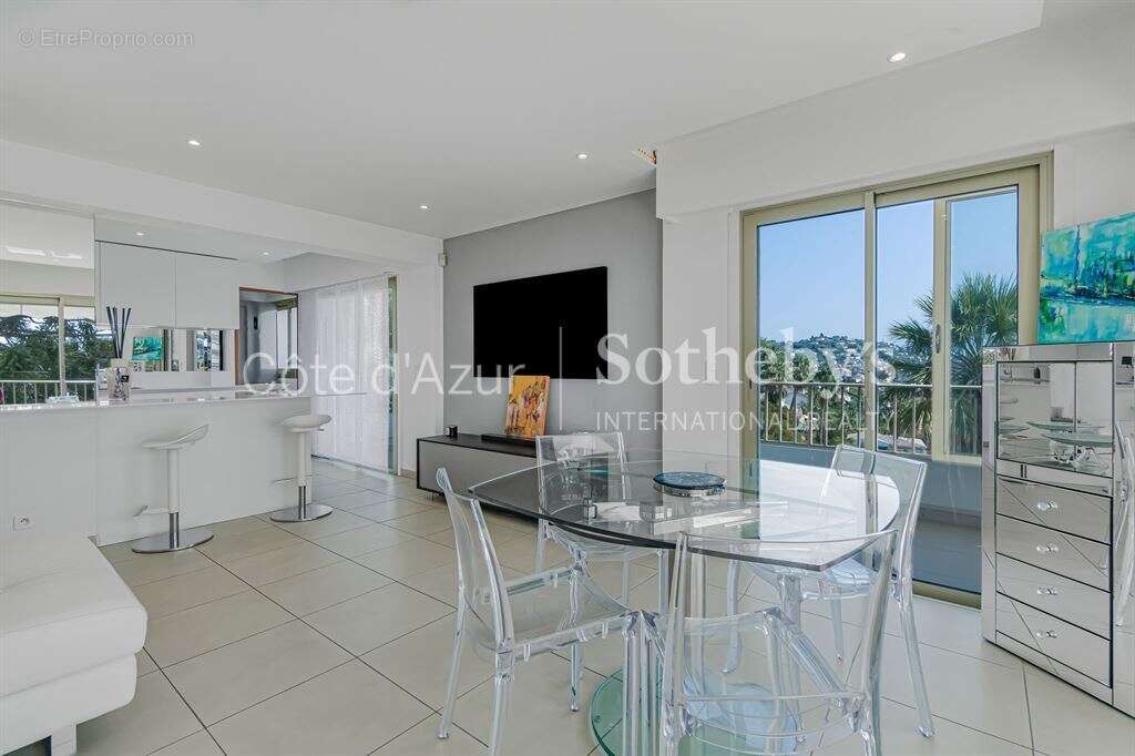 Golfe-Juan, appartement rénové en étage élevé avec terrasse et vue mer panoramique - photo 6