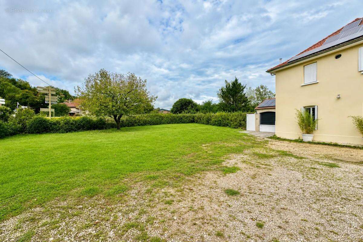 Maison de 10 pièces de 235 m² située à Brens - photo 8