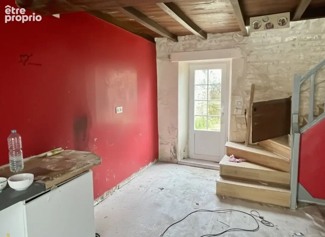 Dans un village avec bar/resto, maison à rénover, beau potential, gros travaux déjà effectué - photo 3
