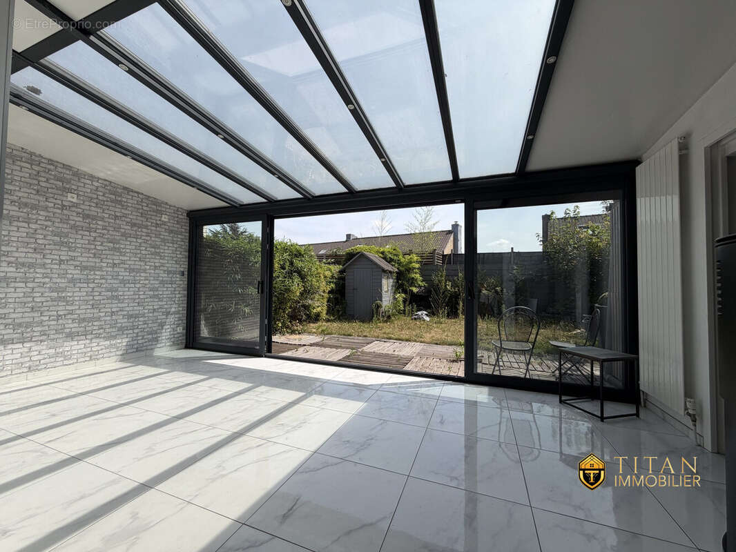  COUP DE COEUR  Maison semi-individuelle de 100 m² entièrement rénovée  3 chambres  Garage  Jardin  Grande-Synthe (59760)  Titan Immobilier 
