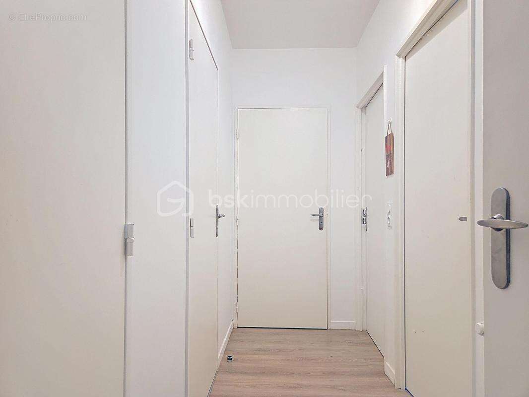 Appartement à VAUJOURS