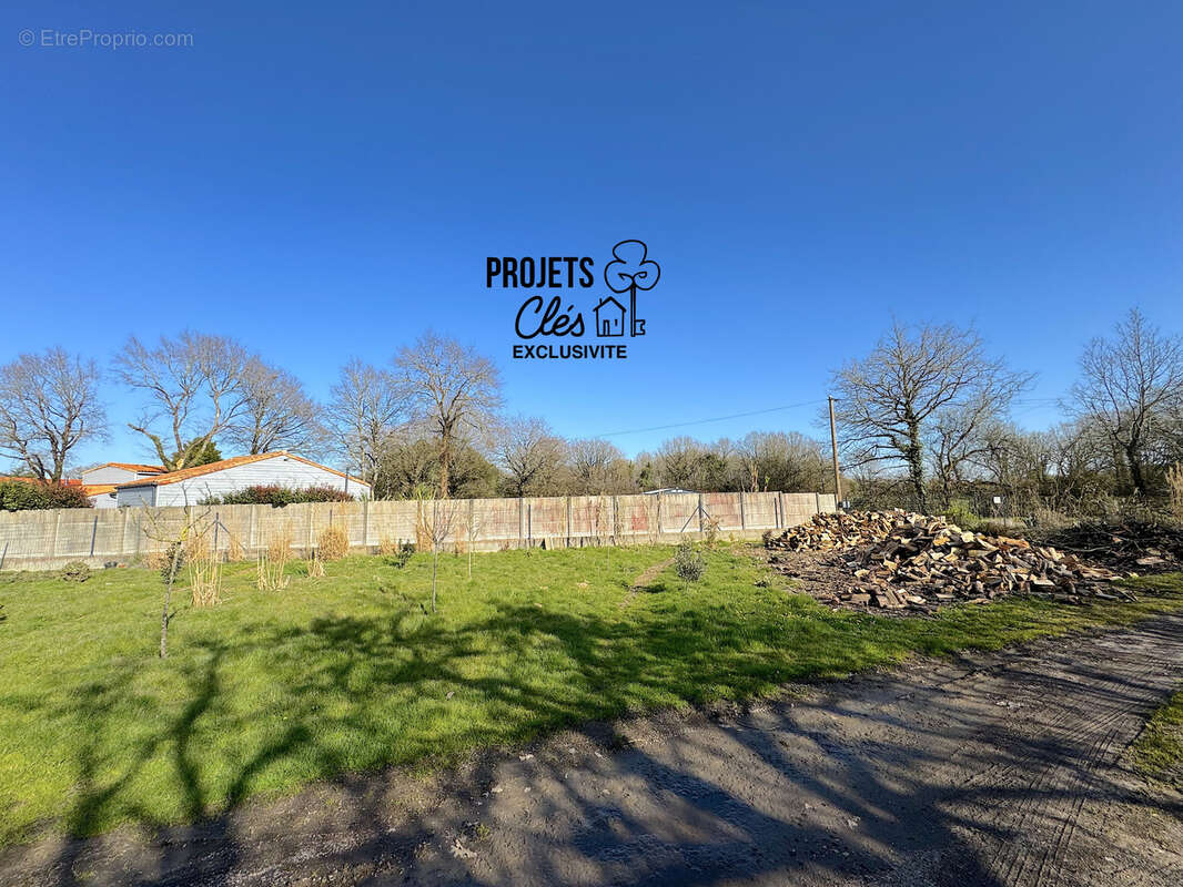 Terrain à GROSBREUIL