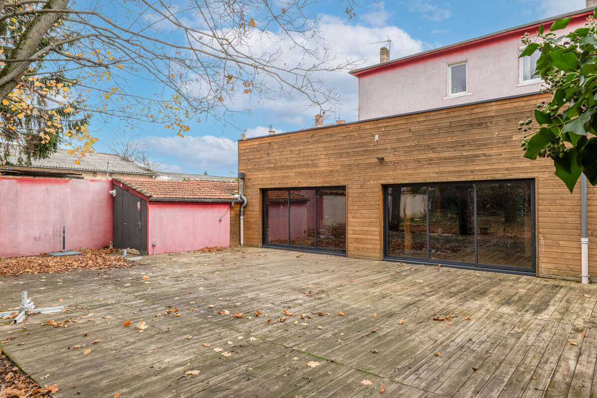 Commerce à SAINT-GENIS-LAVAL