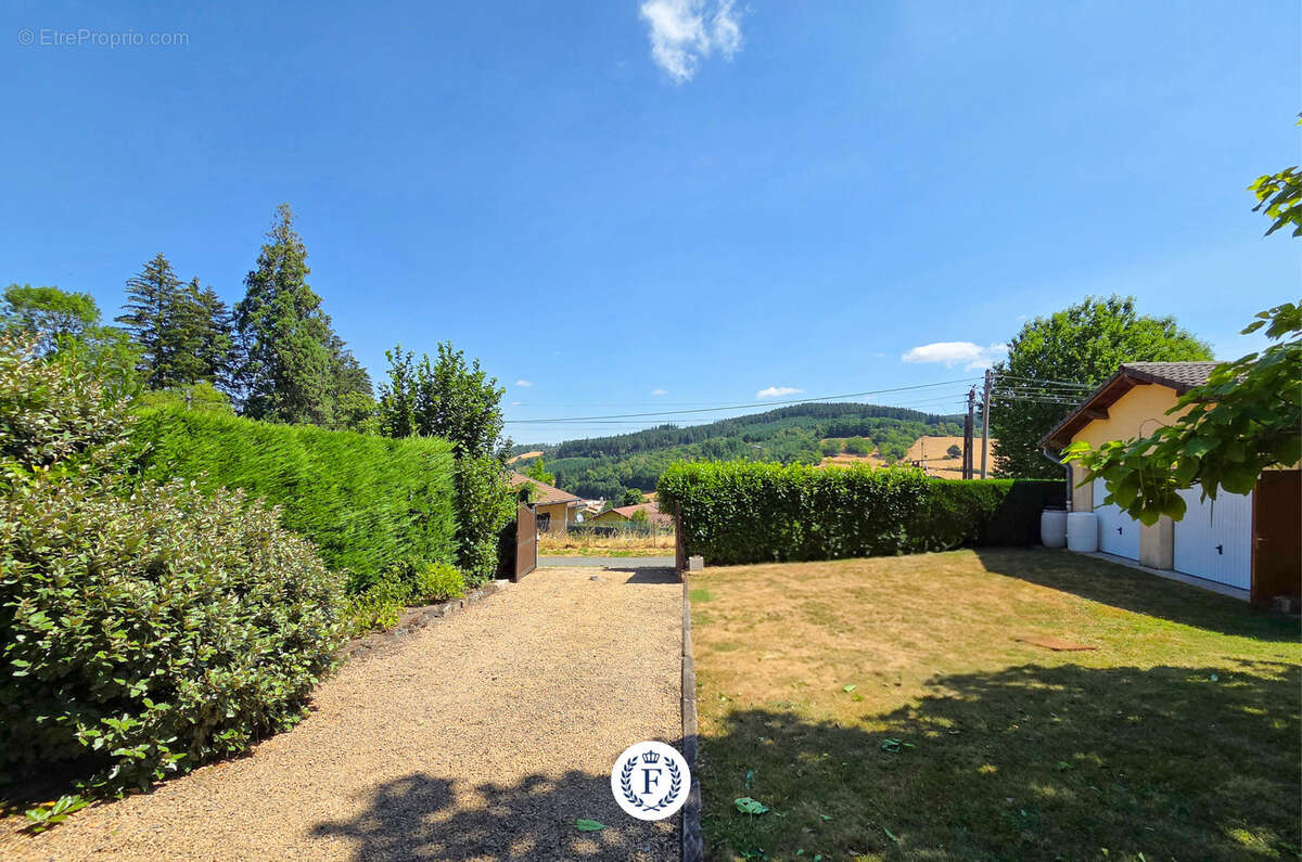 1 heure de Lyon : charmante maison de village avec garage double et terrain arboré. - photo 21