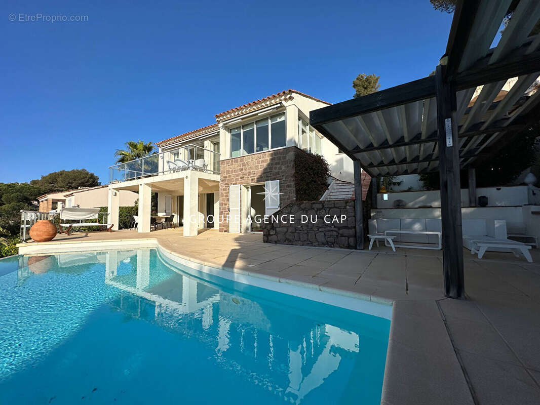 À vendre villa de charme 5 pièces 150m² 3 chambres piscine 3 garages boulodrome - photo 5