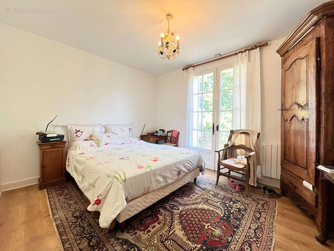 Exclusivité - Maison familiale avec piscine à pied des commerces - photo 9