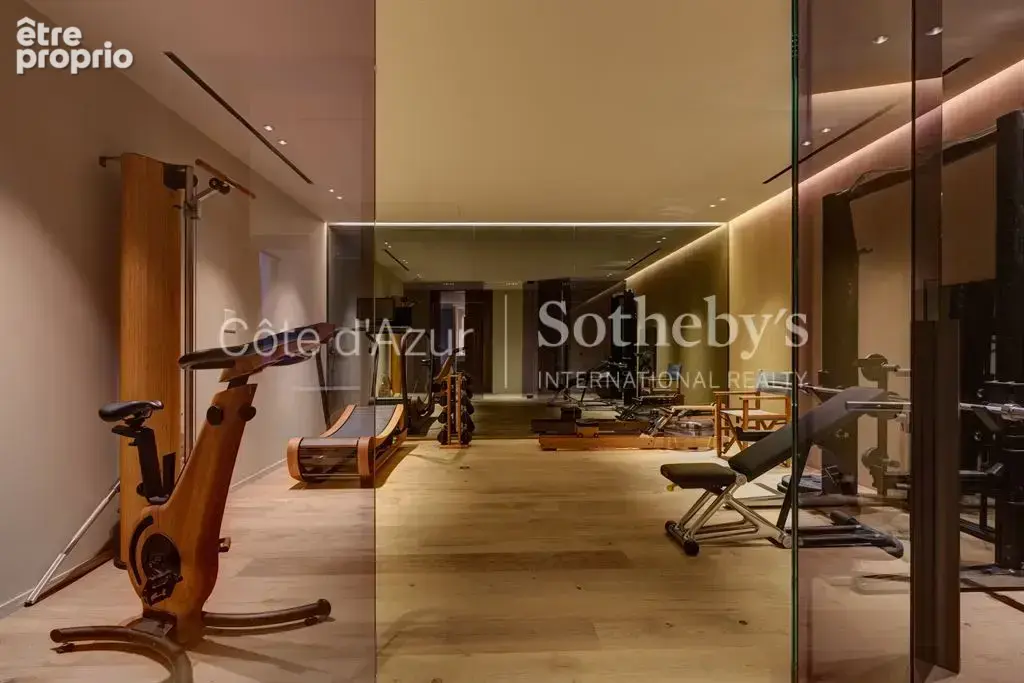 Vallauris, villa d'architecte contemporaine de 433 m² avec cinq suites, piscine miroir - photo 19