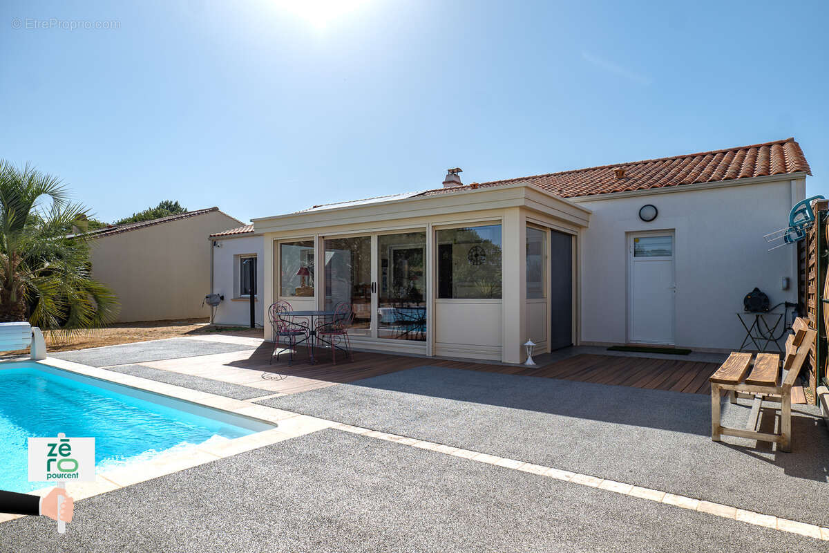 Longeville-sur-Mer   Maison de plain-pied 3 chambres avec piscine, véranda, garage et panneaux solaires   Hype - photo 23