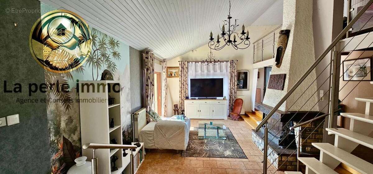 Maison à CHAMPVANS-LES-MOULINS