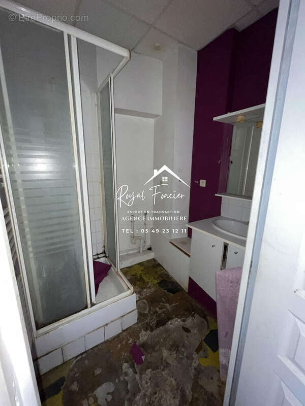 Salle d&#039;eau à refaire de 3, 15 m2  - Appartement à CHATELLERAULT