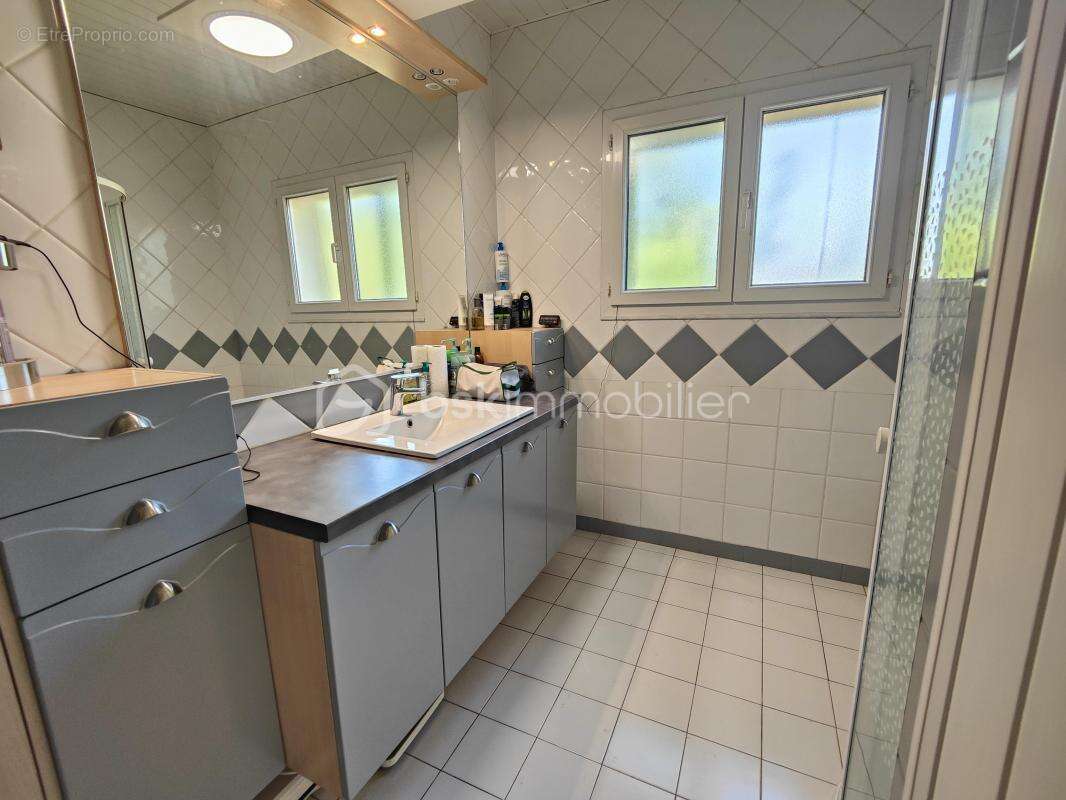 Nevian – maison de plain-pied de 130m² habitable – 4 chambres – salon avec toit cathédrale – séjour très lumineux avec cheminée  - photo 17