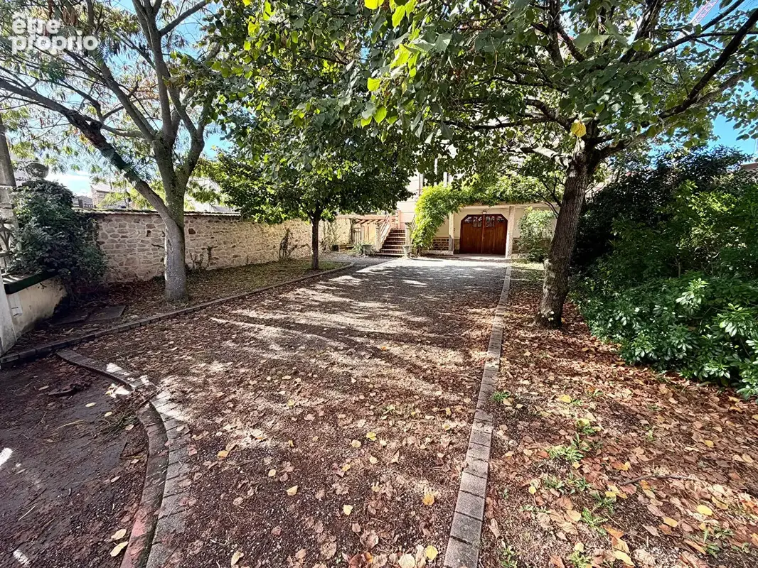 LES MARTRES DE VEYRE / Maison années 30 avec jardin à vendre ! - photo 2
