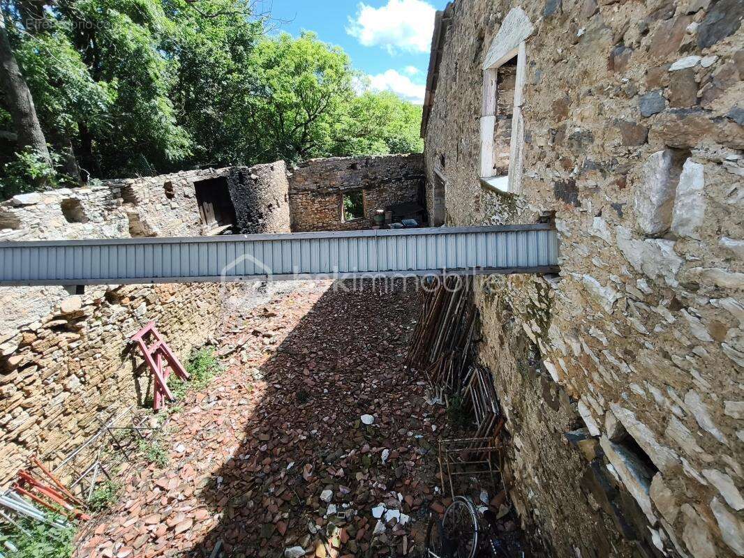 Maison a renover avec grand garage et exterieur - photo 10