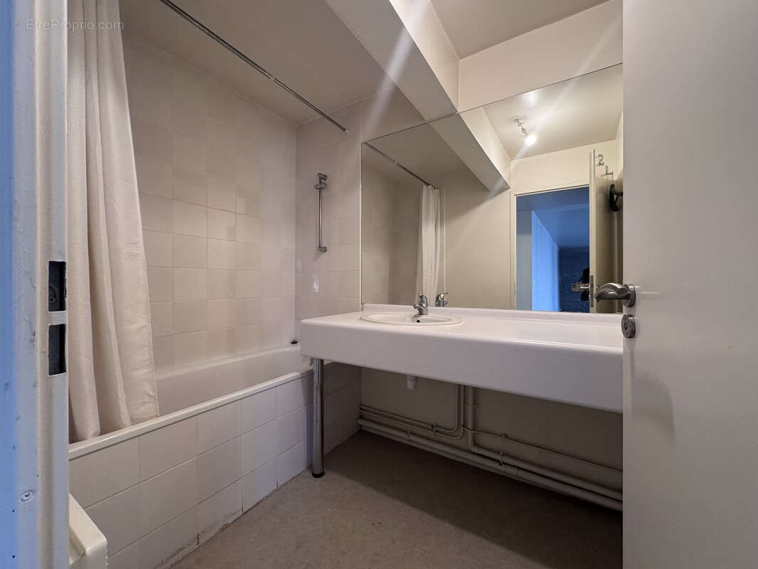 APPARTEMENT T3 - 72.49m2- avec balcon, ascenseur et parking couvert. - photo 4