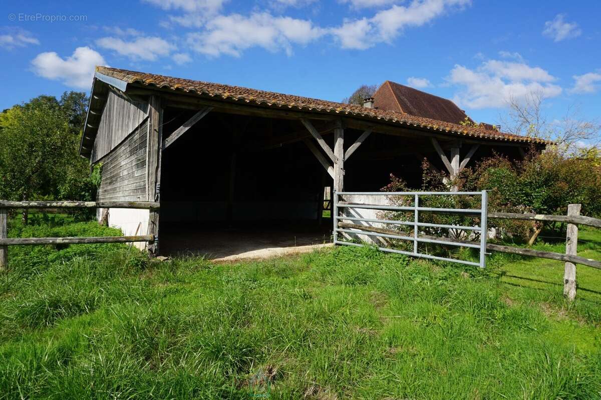 Domaine de 36 hectares avec sa charmante gentilhommière du XVIIe siècle, nichée au coeur du parc naturel du Périgord vert. - photo 13