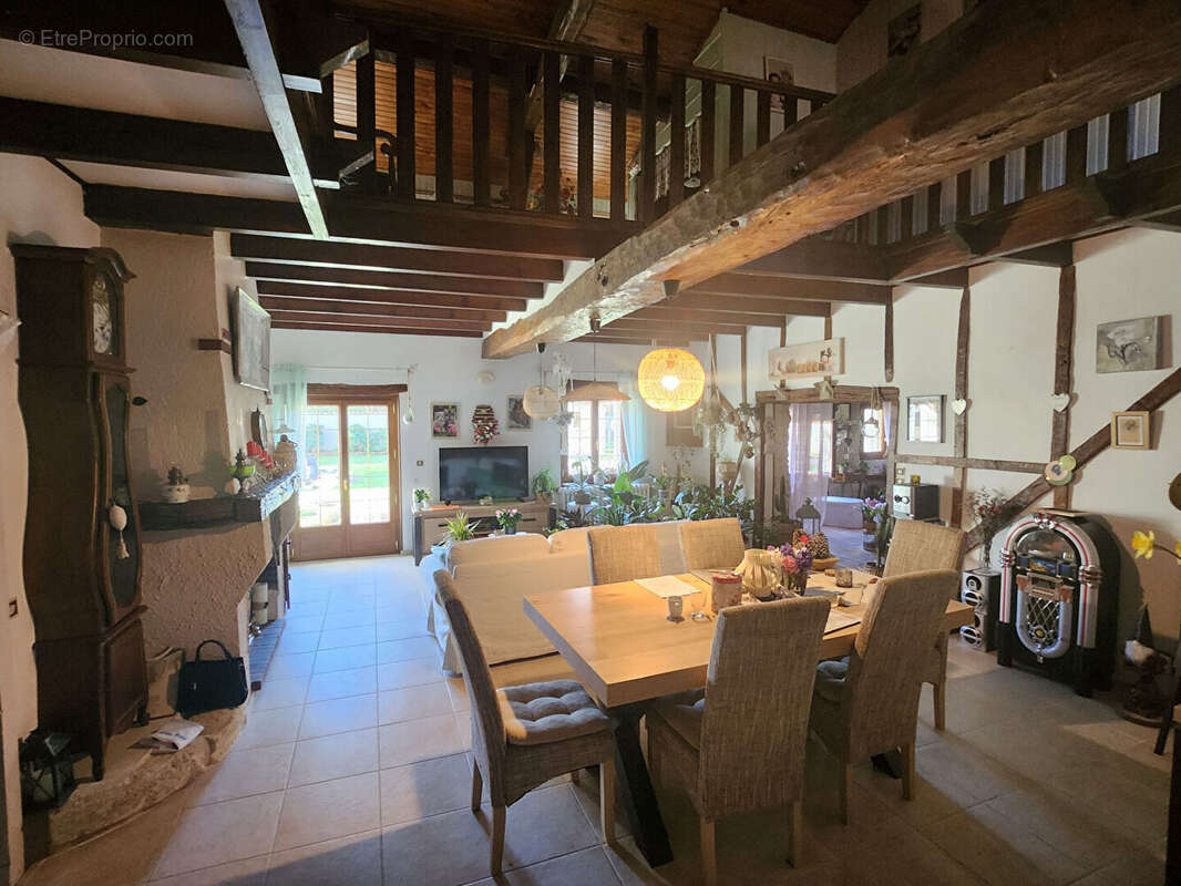 OPPORTUNITÉ - VIAGER, maison en pierre de 196 m2 et dépendances sur jardin - photo 3
