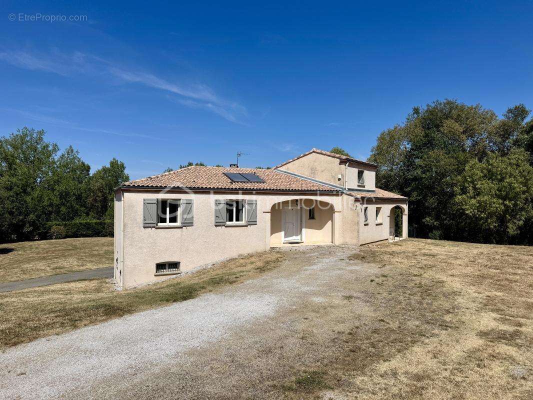 Belle demeure sur sous-sol complet avec grand terrain - photo 2