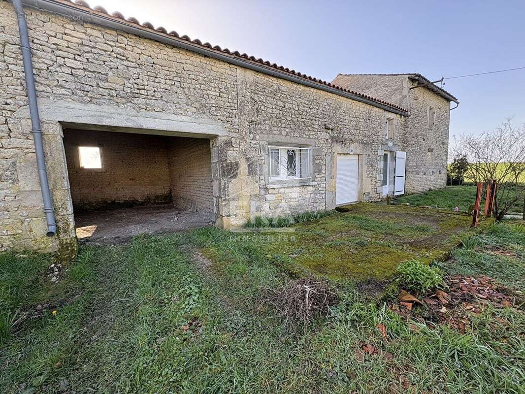 Maison à SAINT-PIERRE-DE-JUILLERS