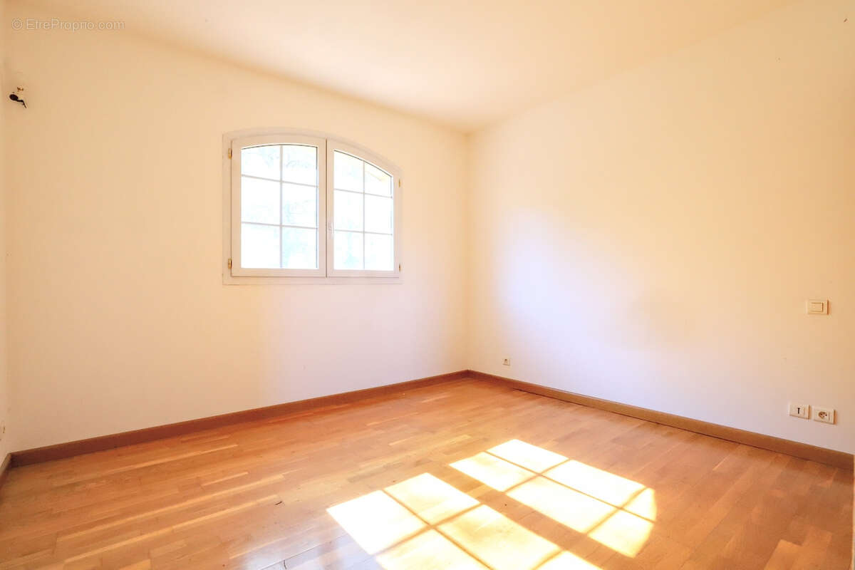 Maison à SOLLIES-TOUCAS