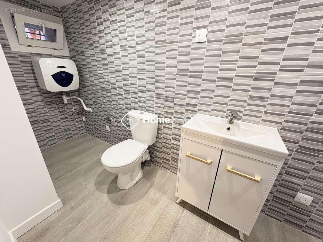 RDC salle d'eau+toilettes - Appartement à GONFARON