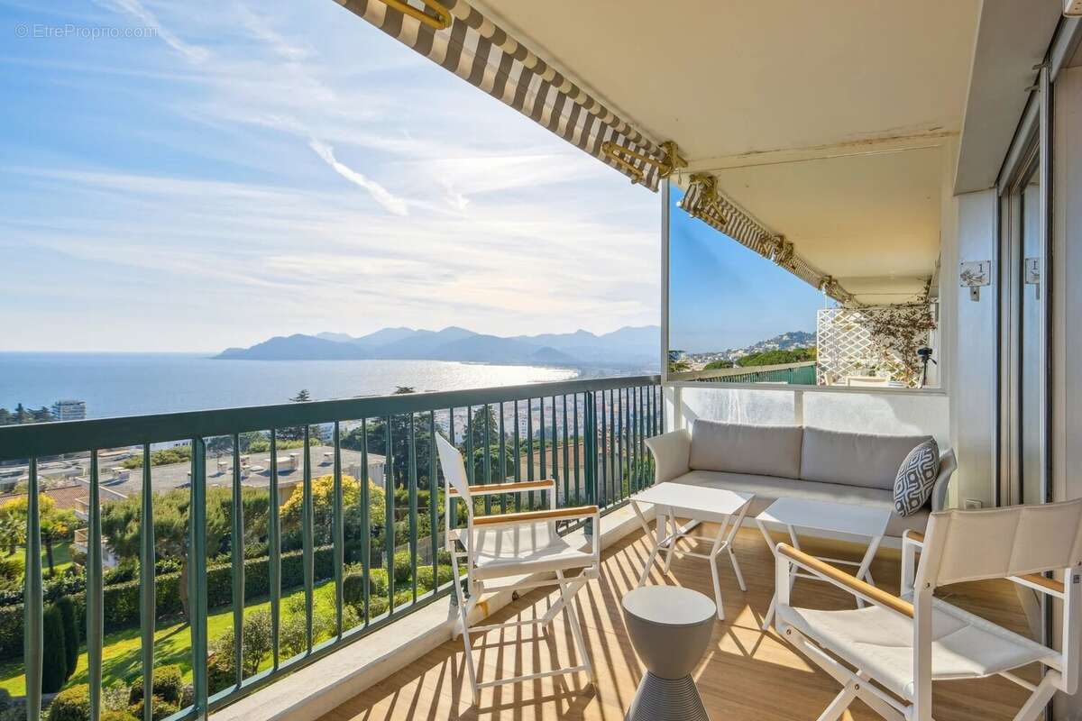 VENDU - CANNES - CROIX DES GARDES - DANS UN ÉCRIN DE BEAUTE   108 m2 élégants, vue époustouflante sur le Palm Beach, Les Iles de - photo 3